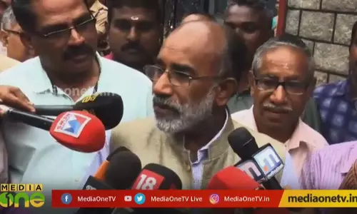 രണ്ട് സുഹൃത്തുക്കൾ ചായയും കുടിച്ച് കണക്കുകൂട്ടുകയാണ് 