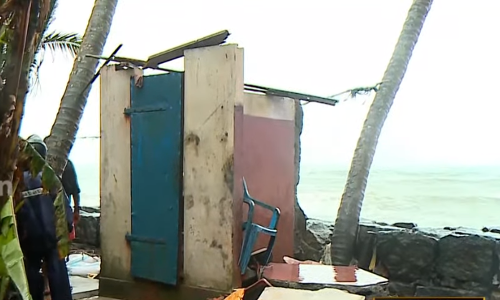 മാറാട് ഗോതിശ്വരം തീരത്ത് രൂക്ഷമായ കടലാക്രമണം; വീടുകളുടെ അകത്തേക്ക് വരെ വെള്ളം അടിച്ചു കയറി