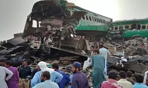 പാകിസ്താനില്‍ ട്രെയിനുകള്‍ കൂട്ടിയിടിച്ചു; മരണസംഖ്യ 23 ആയി