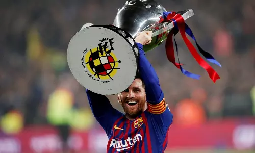 കരിയറിലെ പത്താം ലാലീഗ കിരീടം ഉയര്ത്തി മെസി കരിയറിലെ പത്താം ലാലീഗ കിരീടം ഉയര്ത്തി മെസി