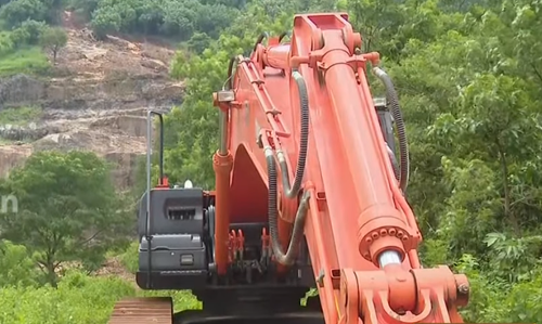 പ്രദേശവാസികള്‍ക്ക് ഭീഷണിയായി അനങ്ങന്‍മലയിലെ ഉരുള്‍പൊട്ടല്‍