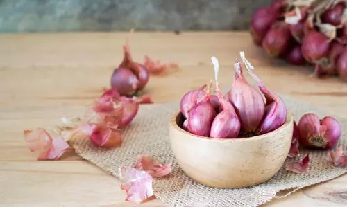 കരയിപ്പിക്കുമെങ്കിലും ഉള്ളി ഒരു പാവമാണ്; ഔഷധ ഗുണങ്ങളില്‍ കേമന്‍ 