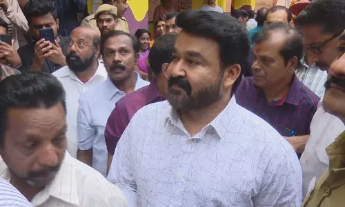 വരി നില്‍ക്കേണ്ടെന്ന് വോട്ടര്‍മാര്‍; ക്യൂവില്‍ കാത്ത് നിന്ന് വോട്ട് ചെയ്ത് മോഹന്‍ലാല്‍