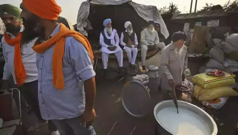  ഈ ട്രക്കുകളാണ് ഞങ്ങളുടെ ബെഡ് റൂം, വഴിയോരങ്ങള്‍ അടുക്കളയും ; കൊടുംതണുപ്പിലും തളരാത്ത പോരാട്ട വീര്യവുമായി കര്‍ഷകര്‍