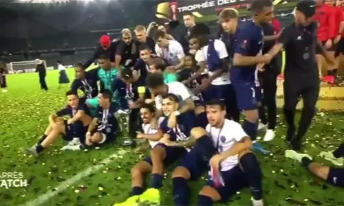 ഗ്രൂപ്പ് ഫോട്ടോക്ക് പോസ് ചെയ്യാന്‍ വന്ന നെയ്മറെ പിടിച്ചുതള്ളി എംബാപ്പെ 