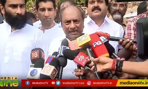 തിരുവനന്തപുരത്ത്‌  ഒരാൾ സഹായിയെയും കൂട്ടിയെത്തി