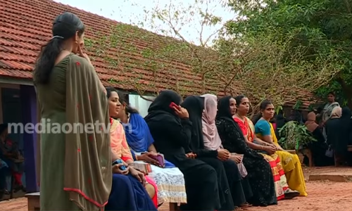 നീണ്ട ക്യൂവില്‍ ക്ഷമയോടെ വോട്ടര്‍മാര്‍, വിശ്രമിക്കാന്‍ ബഞ്ചുമെത്തി, വെളിച്ചമേകാന്‍ ലൈറ്റും; രാത്രിയിലും നീണ്ട വോട്ടിംഗ് കാഴ്ചകള്‍