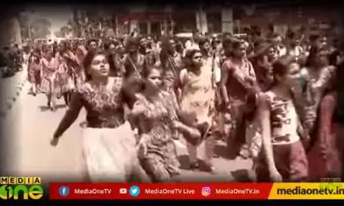 എസ്എഫ്ഐയുടെ കൊടിയില്‍ നിന്നും രണ്ട് വാക്കുകള്‍ തെരുവിലിറങ്ങി 