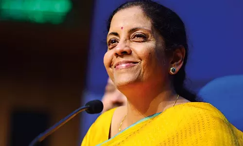 ഇന്ധന വില വര്ധന കുഴപ്പം പിടിച്ച പ്രശ്നമാണെന്ന് ധനമന്ത്രി ഇന്ധന വില വര്ധന കുഴപ്പം പിടിച്ച പ്രശ്നമാണെന്ന് ധനമന്ത്രി