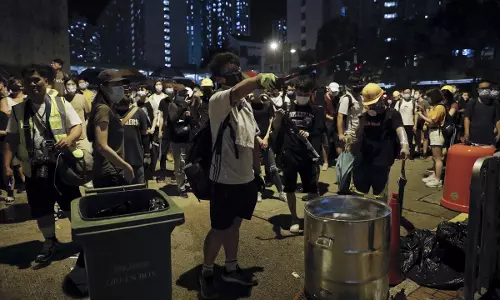 ഹോങ്കോങില് ജനാധിപത്യ അനുകൂല പ്രവര്ത്തകര്ക്ക് നേരെ പടക്കം എറിഞ്ഞ് ആക്രമണം ഹോങ്കോങില് ജനാധിപത്യ അനുകൂല പ്രവര്ത്തകര്ക്ക് നേരെ പടക്കം എറിഞ്ഞ് ആക്രമണം