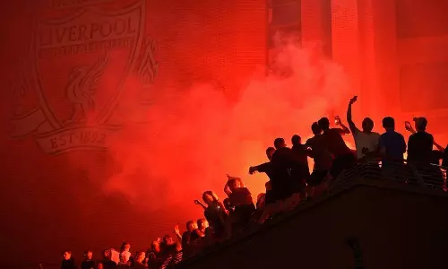 30 വര്‍ഷത്തെ കാത്തിരിപ്പ്, കോവിഡ് നിയന്ത്രണങ്ങള്‍ കാറ്റില്‍ പറത്തി ലിവര്‍പൂള്‍ ആരാധകരുടെ ആഘോഷം