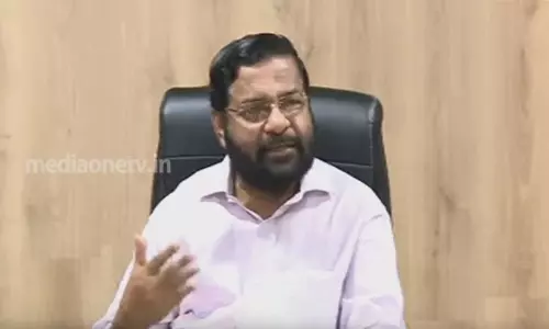 തെച്ചിക്കോട്ട് രാമചന്ദ്രന്റെ പിറകിൽ ആളുണ്ട് തെച്ചിക്കോട്ട് രാമചന്ദ്രന്റെ പിറകിൽ ആളുണ്ട്