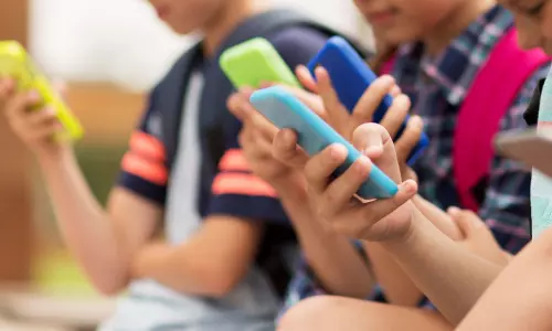 കുട്ടികളിലെ തലവേദനക്കും  കാഴ്ചകുറവിനും കാരണം മൊബൈലോ?