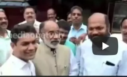 റീപോളിംങ് നടക്കുന്നിടത്ത് മൂന്ന് സ്ഥാനാര്‍ഥികളും തമ്മില്‍ കണ്ടുമുട്ടിയപ്പോള്‍..  