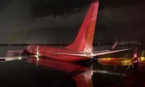 യു.എസിലെ ഫ്ലോറിഡയില്‍ 136 യാത്രക്കാരുമായി വിമാനം നദിയിലേക്ക് വീണു; യാത്രക്കാര്‍ സുരക്ഷിതര്‍ 