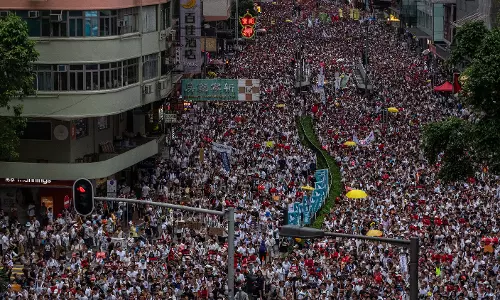 ഹോങ്കോങ്ങില്‍ സര്‍ക്കാറിനെതിരെ വീണ്ടും പടുകൂറ്റന്‍ പ്രതിഷേധ മാര്‍ച്ച്