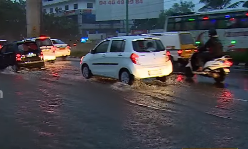 മഴ കനത്തതോടെ കൊച്ചി നഗരത്തിലെ റോഡുകളില്‍ വെള്ളക്കെട്ട് മൂലം ഗതാഗതം ദുഷ്കരമാവുന്നു