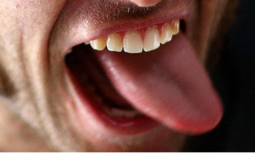 കൊറോണയെ തടയാന്‍ സ്വന്തം നാക്ക് മുറിച്ച്  ദേവിക്ക് വഴിപാടായി നല്‍കി ശില്‍പി