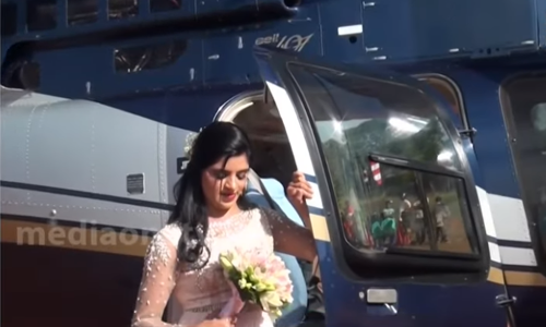 ഇടുക്കിയില്‍ നിന്നും വയനാട്ടിലേക്ക് ഹെലികോപ്ടറില്‍; വരന്‍റെയടുക്കല്‍ വധുവെത്തിയത് സിനിമ സ്റ്റൈലില്‍