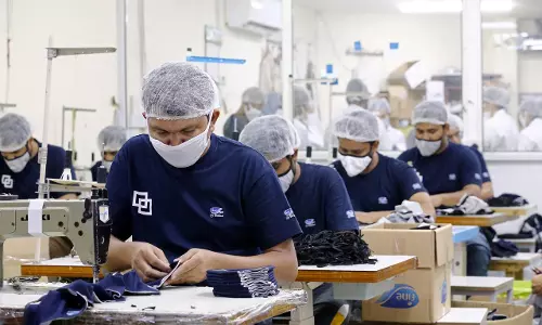 ഖത്തറില് മാസ്കുകള് പ്രാദേശികമായി വന് തോതില് ഉല്പ്പാദിപ്പിക്കാനുള്ള സംവിധാനം ഈ മാസം സജ്ജമാകും ഖത്തറില് മാസ്കുകള് പ്രാദേശികമായി വന് തോതില് ഉല്പ്പാദിപ്പിക്കാനുള്ള സംവിധാനം ഈ മാസം സജ്ജമാകും