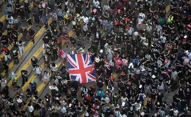 ഹോങ്കോങ്; പ്രതിഷേധക്കാരന്റെ നെഞ്ചിന് നേരെ വെടിയുതിര്‍ത്ത് പൊലീസ്