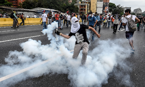വെനസ്വേലയില് സര്ക്കാര് വിരുദ്ധ പ്രക്ഷോഭം രൂക്ഷമാകുന്നു വെനസ്വേലയില് സര്ക്കാര് വിരുദ്ധ പ്രക്ഷോഭം രൂക്ഷമാകുന്നു