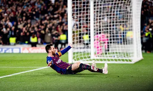 ആ ഇടങ്കാലില്‍ നിന്നല്ലാതെ പിന്നെ എവിടെ നിന്ന് വരും ഇതുപോലൊരു  ഫ്രീകിക്ക് !