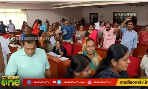 കോഴിക്കോട് കോർപറേഷനിൽ ഓണത്തല്ല് കോഴിക്കോട് കോർപറേഷനിൽ ഓണത്തല്ല്