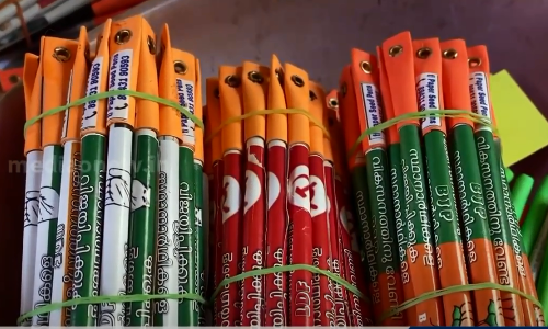 അതിജീവനത്തിന്‍റെ പേനകള്‍: തെരഞ്ഞെടുപ്പ് പ്രചരണത്തിന് കടലാസു വിത്തുപേനകളൊരുക്കി രമേശന്‍