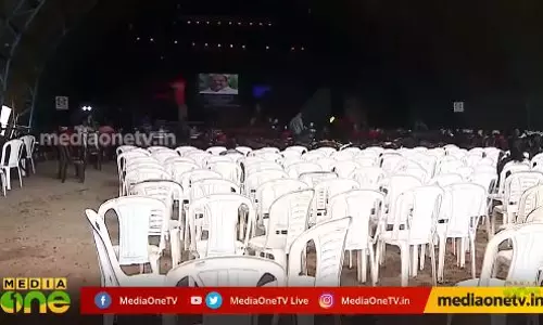 എങ്ങും ഒഴിഞ്ഞ കസേരകള്‍