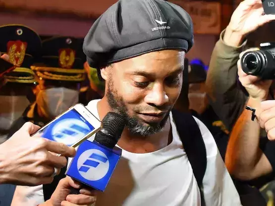 റൊണാള്‍ഡീന്യോയുടെ ജയില്‍വാസത്തിന് അറുതി, വീട്ടുതടങ്കലിലേക്ക് മാറ്റി