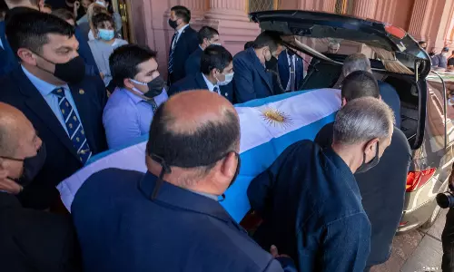 മറഡോണയുടെ മൃതദേഹം സംസ്കരിച്ചു; ലോകത്തെ അമ്പരിപ്പിച്ച ആ കാലുകൾ ഇനി ഓര്‍മ