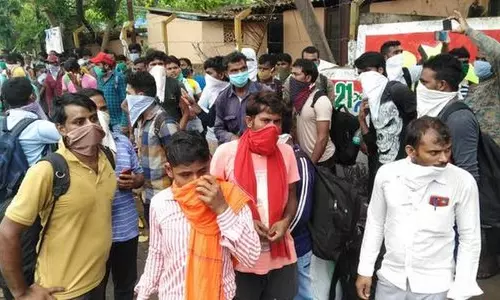 ട്രെയിനുണ്ടന്ന് തെറ്റിദ്ധരിച്ച് കണ്ണൂരില്‍ നൂറോളം അതിഥി തൊഴിലാളികള്‍ റെയില്‍വെ സ്റ്റേഷനില്‍