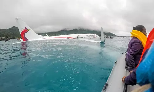 യു.എസില്‍ 136 യാത്രക്കാരുമായി വിമാനം നദിയില്‍ പതിച്ചു