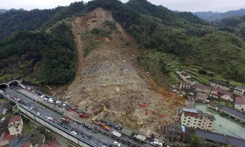 ചൈനയില്‍ മണ്ണിടിച്ചില്‍; 13 പേര്‍ മരിച്ചു 32 പേരെ കാണാതായി