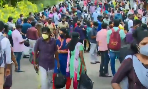 കോവിഡ് പ്രോട്ടോക്കോള്‍ പാലിക്കാനാകാതെ മുന്നൊരുക്കങ്ങള്‍; പോളിംഗ് സാമഗ്രി വിതരണ കേന്ദ്രങ്ങളില്‍ തിക്കും തിരക്കും