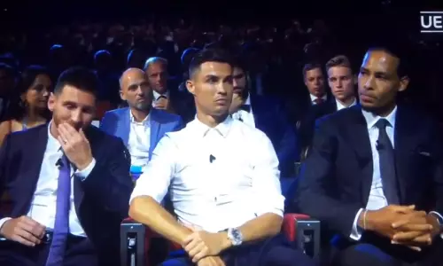 ബാഴ്‌സ മറക്കാനാഗ്രഹിക്കുന്ന മത്സരത്തെക്കുറിച്ച് വാന്‍ഡിക്, തലകുനിച്ച് മെസി