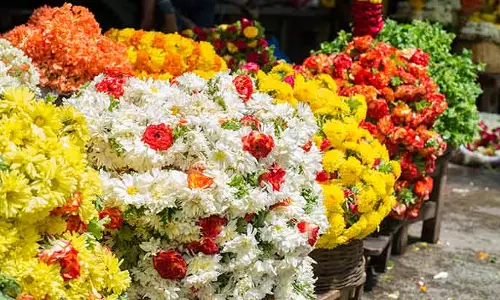 പൊന്നോണം പിറന്നു; ഓണപ്പൂവിപണിയും സജീവമായി