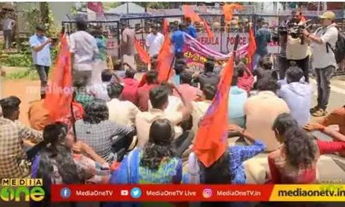 എന്തെല്ലാം മറന്നുവെച്ചാലും സ്വന്തം പണി ആയുധങ്ങൾ മറന്നു വെക്കരുതെ 