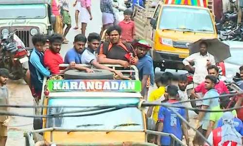 പ്രളയം കഴിഞ്ഞ് വീട് വൃത്തിയാക്കാനുണ്ടോ? യുവാക്കളുടെ വന്‍നിര തന്നെ റെഡി  