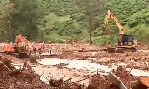 പുത്തുമലയിലെ സോയിൽ പൈപ്പിംഗ് എന്ന പ്രതിഭാസം പുത്തുമലയിലെ സോയിൽ പൈപ്പിംഗ് എന്ന പ്രതിഭാസം