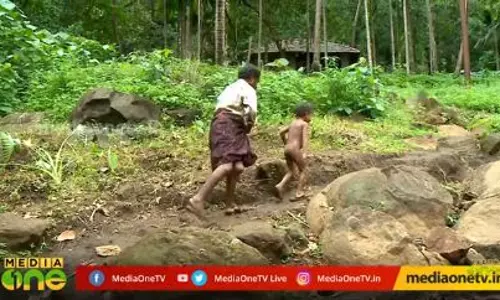 ഉരുള്പൊട്ടലിന്റെ ഇരമ്പല് കാതോര്ത്ത് ഉറങ്ങാതെയിരിക്കുകയാണ് അവര് ഉരുള്പൊട്ടലിന്റെ ഇരമ്പല് കാതോര്ത്ത് ഉറങ്ങാതെയിരിക്കുകയാണ് അവര്