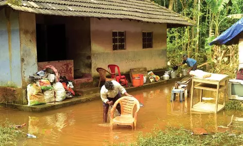 പ്രളയശേഷം വീട്ടിലേക്ക് മടങ്ങുമ്പോള്‍...