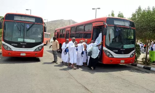 മക്കയിൽ ഇന്ത്യൻ ഹാജിമാര്ക്കുള്ള ബസ് സർവീസ് നിർത്തിവച്ചു മക്കയിൽ ഇന്ത്യൻ ഹാജിമാര്ക്കുള്ള ബസ് സർവീസ് നിർത്തിവച്ചു