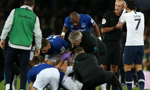 ഗോമസിന് ഗുരുതര പരിക്ക്; ആ ഫൗളില് ഗാലറി നടുങ്ങി, ഫൗള് ചെയ്ത താരം കരഞ്ഞു മടങ്ങി ഗോമസിന് ഗുരുതര പരിക്ക്; ആ ഫൗളില് ഗാലറി നടുങ്ങി, ഫൗള് ചെയ്ത താരം കരഞ്ഞു മടങ്ങി