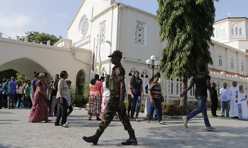 ശ്രീലങ്കയില്‍ മുസ്‍ലിം പള്ളികള്‍ക്ക് നേരെ കല്ലേറ് -പ്രദേശത്ത് കര്‍ഫ്യൂ 