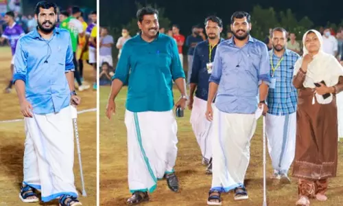 ഊന്നുവടിയിൽ ജനങ്ങളുടെ ഇടയിലേക്ക് ലിന്റോ; പിന്നില് നൊമ്പരപ്പെടുത്തുന്ന കഥ ഊന്നുവടിയിൽ ജനങ്ങളുടെ ഇടയിലേക്ക് ലിന്റോ; പിന്നില് നൊമ്പരപ്പെടുത്തുന്ന കഥ