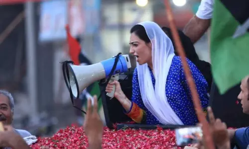 അസീഫ ഭൂട്ടോയുടെ രാഷ്ട്രീയ പ്രവേശം; ബേനസീറിന്റെ ഓർമകളിൽ പാക് ജനത