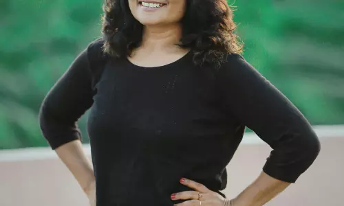 നിറത്തിലെന്ത് കാര്യം, എല്ലാവരിലും സൌന്ദര്യമുണ്ട്; സാധാരണക്കാരെ മോഡലാക്കുന്ന സെലിബ്രിറ്റി മേക്കപ്പ് ആര്ട്ടിസ്റ്റ് ജസീന കടവില് നിറത്തിലെന്ത് കാര്യം, എല്ലാവരിലും സൌന്ദര്യമുണ്ട്; സാധാരണക്കാരെ മോഡലാക്കുന്ന സെലിബ്രിറ്റി മേക്കപ്പ് ആര്ട്ടിസ്റ്റ് ജസീന കടവില്