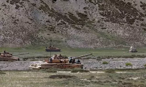 അതിർത്തിയിൽ പടനീക്കവുമായി ചൈന; കോവിഡ് പ്രൊട്ടോക്കോൾ മാറ്റിവെച്ച് ജാഗ്രതയോടെ ഇന്ത്യൻ സൈന്യം